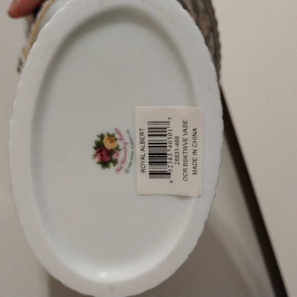 COPY - Brand new Royal Albert ocr bstwve vase - Picture 4 of 9